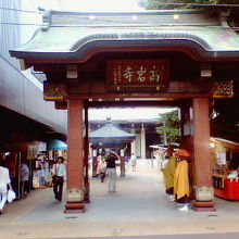 入口には托鉢のお坊さんが立っています。