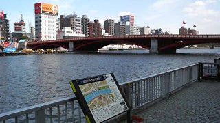 スカイツリーの正面、浅草の交通の要所にある橋