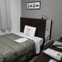 シングルルームに大き目ベッド