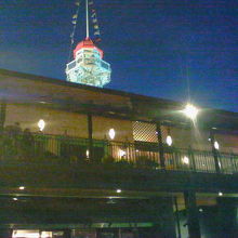 夜景がよく見える神戸港に面した通路です。