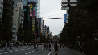 日曜でもゆったりと歩ける電気街の歩行者天国