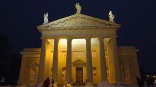 鮮やかな白色の大聖堂