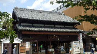 レトロな建物の酒屋さん