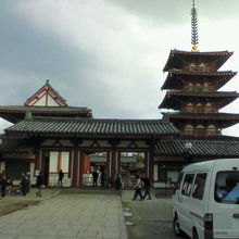 日本最古クラスのお寺だけあり、荘厳な建物が並びます。