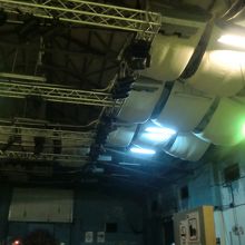 店内は元倉庫だけに広い