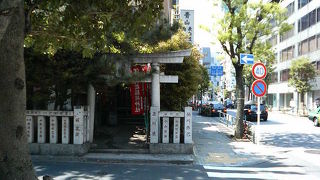 表参道沿いの街角の小さな神社
