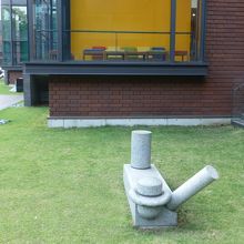 オブジェ。後方は館内の休憩スペース。