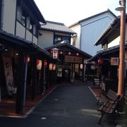 お土産屋がひしめいています