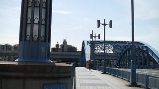 静かに隅田川とスカイツリーを眺められる橋