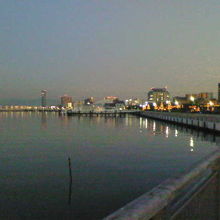 湖沿いの道も光が湖面に映っていい雰囲気です。