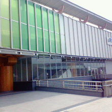 カラフルな色使いや茶色の太い柱が洒落ています。