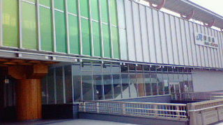 奈良時代を思わせる駅舎