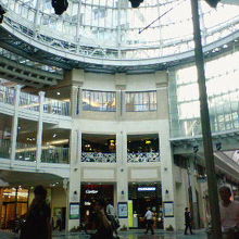 透明で明るいドームです。