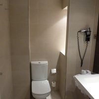 備え付けドライヤーは風量まあまあ。トイレ横に棚があり・・・