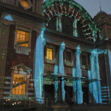 光でガラリと雰囲気が変わり、派手になります。