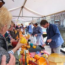 露店のチーズ屋さん。試食が楽しい！