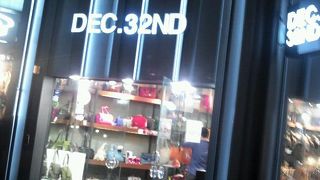 ユニークな色・柄をそろえたバック屋さんです