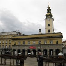 普段なら青果市場が開かれている場所。