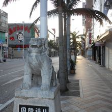 早朝の国際通りは、まだ眠っています。