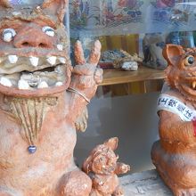 国際通りの真ん中に観光案内所。お得な冊子もあるので寄ってね