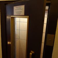 エレベータの手動式ドア