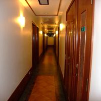 中廊下式で、両側に部屋があります