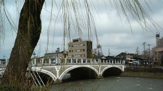 昭和風の町並みにマッチしたレトロな橋