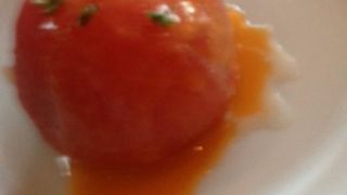 ランチタイムに行くと、トマトのサラダがついてきます