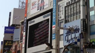 出来た当時は、壁面の大型街頭ビジョンに感動しました