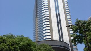 新宿西口のビル街の中にあるビル