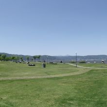 芝生広場  (多目的広場 (？) )