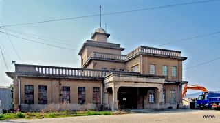 頂上のドームや全体のバランスが特徴的な昭和９年の近代建築