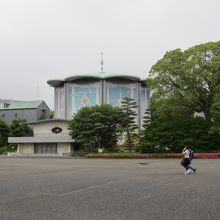花びらを模した特徴ある外観
