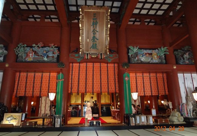 本殿内で神前式。「神に誓って添い遂げます」