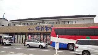 ２階の「とびしま」でイカスミソフト！