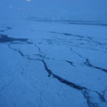 氷を割りながら進む船