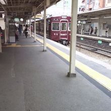 ホームは上下線それぞれ１つずつ