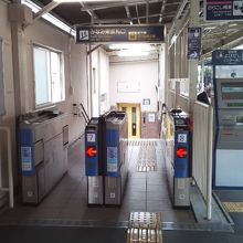 ホーム中央付近の改札