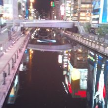 道頓堀側に映るビル