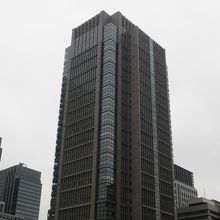 巨大な複合ビル