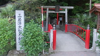 水力発電所施設の傍にひっそりと佇んでいました