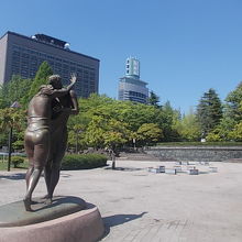 背後に県庁などが聳えます