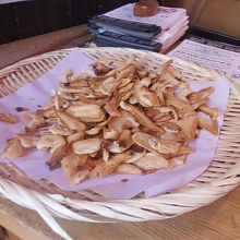 カウンター前では、試食用に半端の鯛焼きが置かれていました