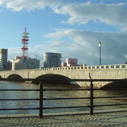 信濃川にかかるシンボル