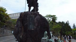 日光山を開山した人物の像があります