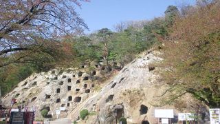 百穴の中に入ることも出来ます