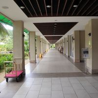 ロビーから部屋へ行く廊下