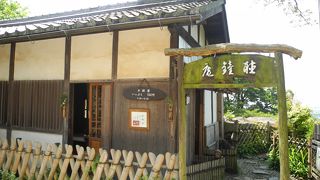 この聴鐘庵は、時報鐘の管理棟を改造した聴鐘庵で薄茶の接待をしたとの事です。