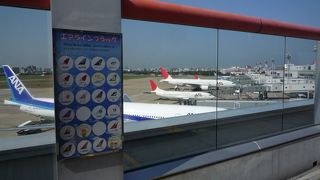 屋上では、飛行機の往来を見る事ができます。