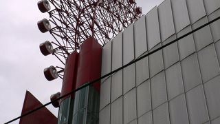 世界初のビル一体型の観覧車、HEP FIVEの屋上の観覧車